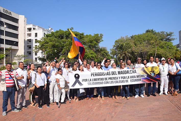 Más de 30 periodistas elevaron su voz para hacer un llamado a las autoridades nacionales e internacionales a que se haga justicia y esclarecimiento de los hechos donde perdieron la vida tres periodistas ecuatorianos.