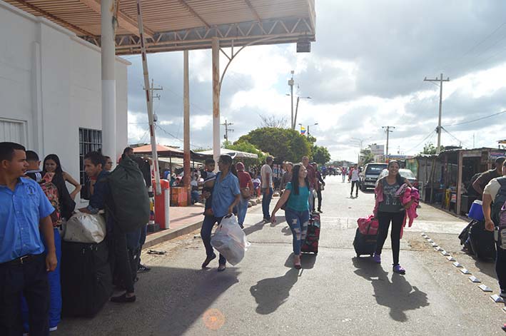 Anunciaron medidas para regular el ingreso de la población venezolana, entre ellos: la participación de un equipo de Cancillería que vendrá a Santa Marta, el incremento en el personal de Migración en la ciudad, entre otros.