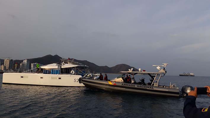 De acuerdo a la información entregada por la Capitanía de Puertos, la embarcación que había salido de Panamá, rumbo a República Dominicana, emitió una alerta a 40 millas de Santa Marta con tres tripulantes a bordo para su rescate.