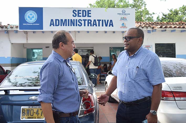 El gerente de la ESE Omar Suárez Prasca llegó a las instalaciones de la entidad acompañado de su abogado ElintonCalderón, para dar declaraciones ante la opinión pública sobre la nulidad declarada por la Procuraduría provincial. 