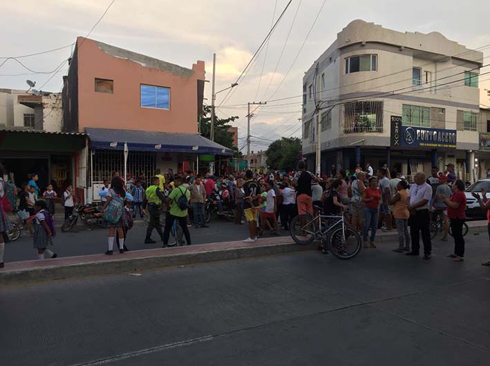 Por varias horas algunas de las principales vías de la ciudad permanecieron bloqueadas durante la manifestación de la comunidad.