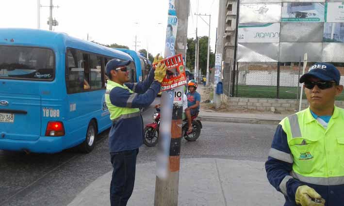 Los avisos fueron retirados de postes en las principales calles y avenidas.