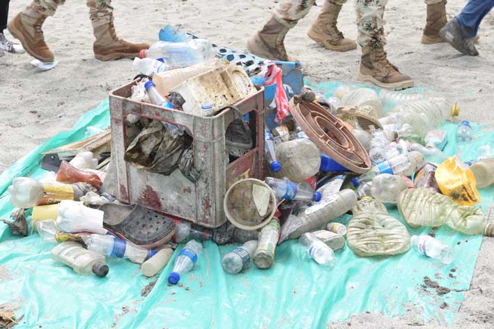 Parte de los residuos sólidos que a diario arrojan los samarios al río Manzanares