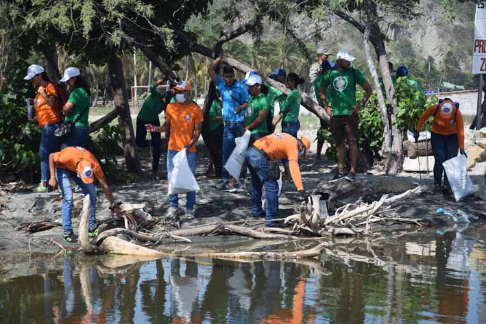 300 personas paraticiparon en la campala de limpieza y desintoxicación de la playa de Los Cocos y en el río Manzanares.