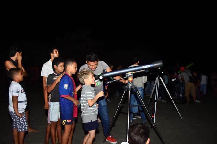 Cerca de 300 personas se acercaron a la playa de Ciénaga a observar las estrellas, los planetas a la orilla del mar, punto en el que se pudo tener una mejor vista de las constelaciones. 