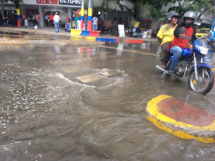 En el centro de la ciudad entre la avenida Santa Rita (calle 22) con la Campo Serrano (carrera 5), el agua del alcantarillado brotaba sobre la calle.