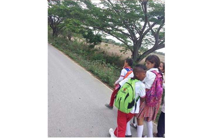 Cerca de siete kilómetros caminaban los estudiantes de la Vereda Riomar para asistir a clases.