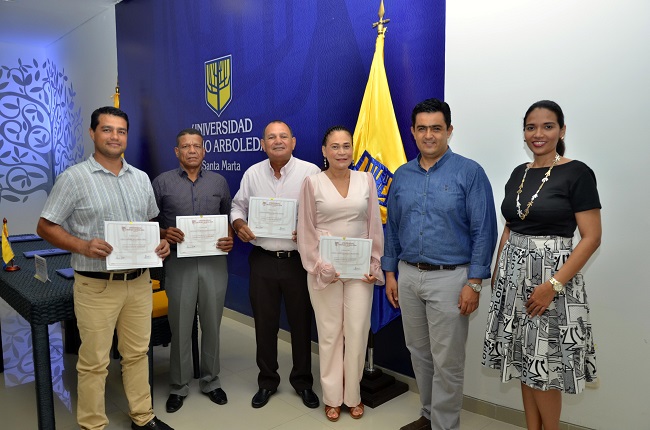 Acompañados de Herman Andrés Palacios Cuenca, y Gina Lindo Montañez, de los nueve graduando del diplomado en Formulación de Proyectos.