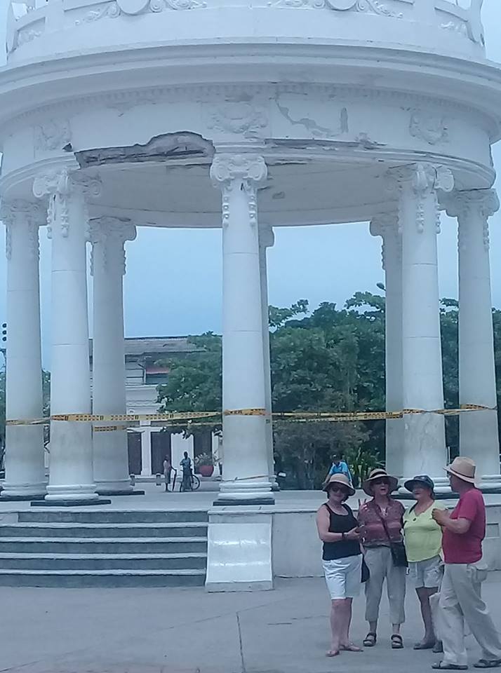 Los turistas visitan Ciénaga y en su afán por llevarse un recuerdo del municipio terminan tomándose fotos en un Templete que está en el piso.