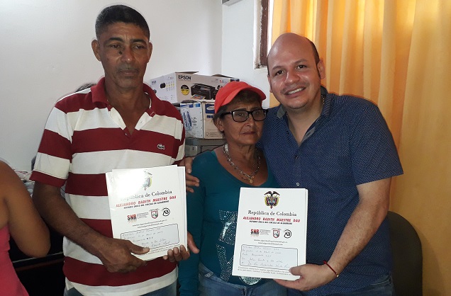 El alcalde municipal Jhon Vargas Lara, hizo entrega de las 45 escrituras a los beneficiarios del programa de viviendas.