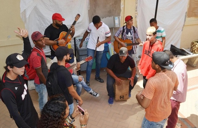 Los jóvenes de Riohacha protestaron dentro de la alcaldía para exigirle a la mandataria que les cumpla con la ley de la juventud.