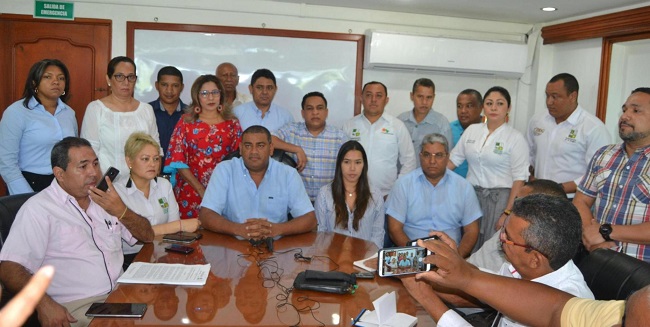 Aspecto de la rueda de prensa que ofreció el gobernador encargado del Departamento de La Guajira, Wilson Rojas Vanegas, acompañado de su gabinete.