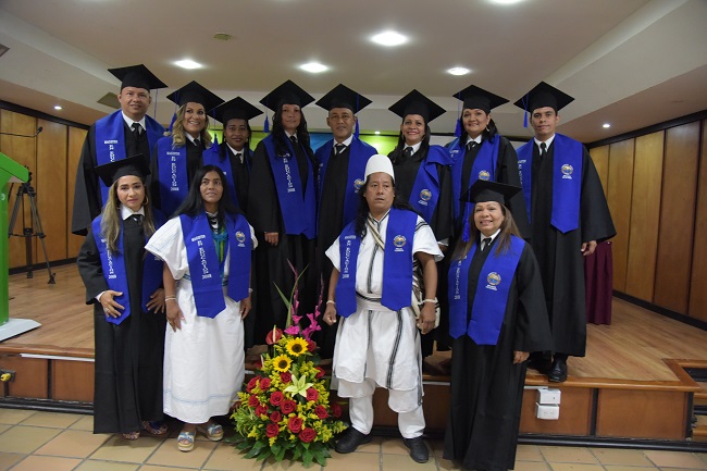  Miembros de la Comunidad Aruhaca también recibieron grados, como lo fue el nuevo magíster en Ciencias de la Educación Félix Ramón Torres Villafañe y Ledys María Izquierdo Torres, magíster en Ciencias de Educación.