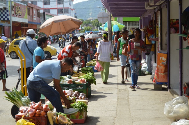 Los comerciantes informales se mantienen allí todo el día sin que las autoridades responsables del control urbano hagan algo al respecto. 