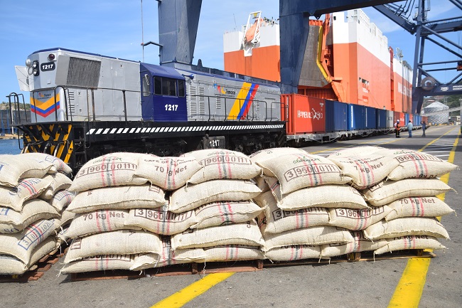 Los 4.000 sacos de café provenientes de distintas regiones de Colombia fueron movilizados por carretera hasta La Dorada y después incorporados en el tren hasta llegar a la Sociedad Portuaria.