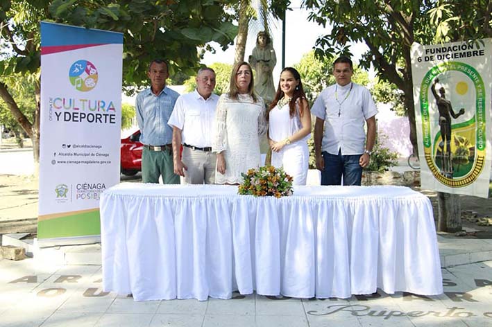 El presidente de la Fundación 6 de diciembre, Edgardo Alemán; y la reina Central del Caimán y Carnaval 2019, Nicole Díaz Sotomayor, también presentaron una ofrenda floral en la tumba donde descansan las víctimas de este acontecimiento.