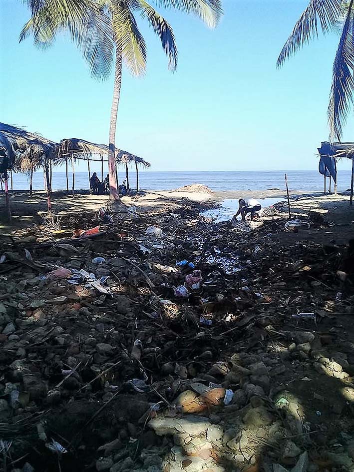 Llenas de toda clase de desechos  se encuentran las playas de Ciénaga.