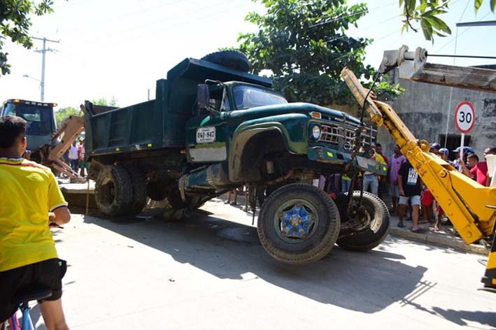 Sacan el camión que se hundió en una calle de Ciénaga