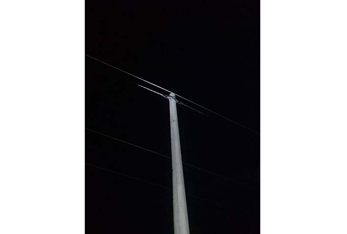 Eran las 11 de la noche de este sábado y aún no había sido restaurado el servicio de energía en el municipio.