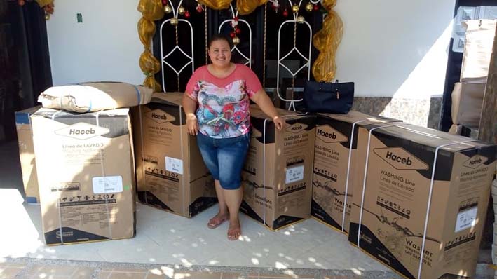 Lina Fontalvo García, oriunda de Fundación, recibió un Esquema Especial de Acompañamiento compuesto de cinco lavadoras y un kit de aseo.