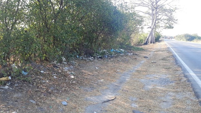A los costados de la carretera donde se ingresa al municipio por Santa Marta se encuentra basura esparcida por varios kilómetros.