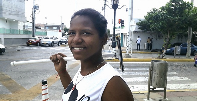 Emely Alejandra Sánchez Guevara, en unos segundos sentada, mientras el semáforo está en verde.
