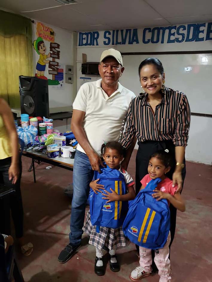 Liliana Mejía Ballesteros es la gestora social del municipio y docente de los niños donde hizo la entrega de kits escolares. 