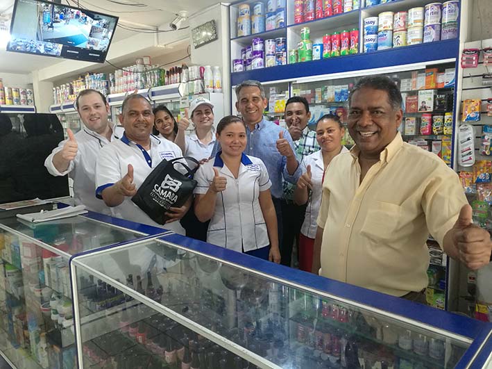 El equipo de la Cámara de Comercio visitó al comerciante propietario de una droguería en Ariguaní. 
