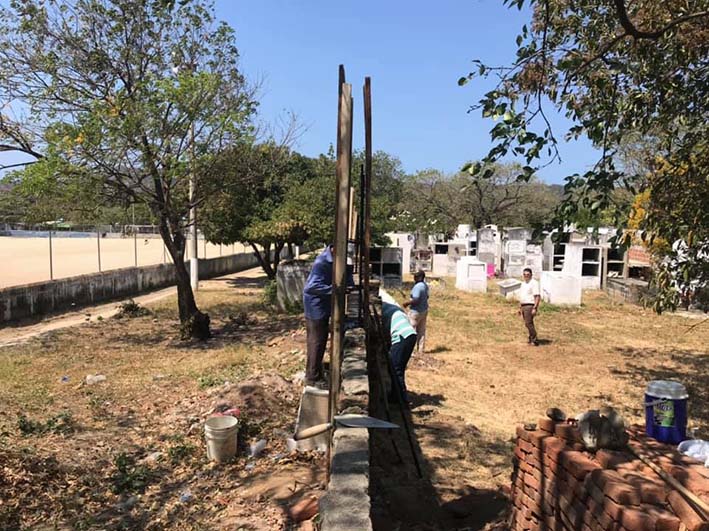 La Junta de Acción Comunal, el comité del cementerio y la parroquia Santa Ana de Bonda, a través de actividades lograron conseguir el presupuesto para dar inicio a la primera fase de la obra con la construcción de la primera pared