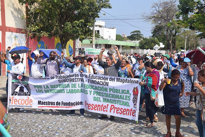 Luego de las peticiones frente a la clínica se dirigieron hasta la Secretaría de Educación Departamental. Foto Edgar Fuentes.