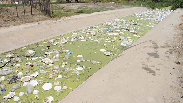 La falta de cultura ciudadana de algunos vecinos del sector que arrojan basuras al canal, ha ayudado a la contaminación.