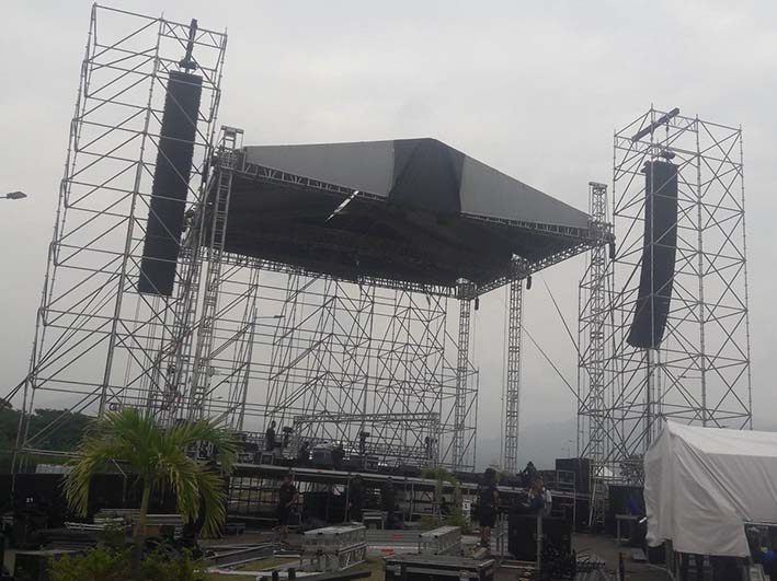 Más de 400 toneladas en equipos serán utilizados en el concierto de mañana.