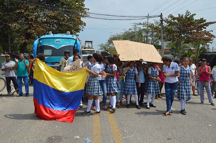El miércoles pasado los alumnos nuevamente bloquearon por varias horas la Troncal del Caribe para exigir soluciones. Foto: Orlando Marchena.
