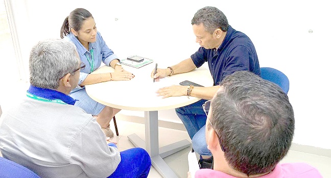 El alcalde de La Jagua del Pilar José Amiro Morón, firmó el acuerdo con la gerente de Electricaribe Martha Iguarán Daza.