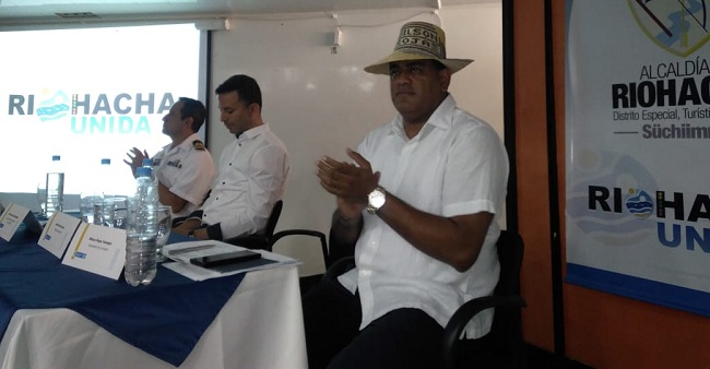 Usando el sombrero Wayúu, el gobernador de La Guajira invitó a los presentes a asistir el festival Francisco el Hombre.