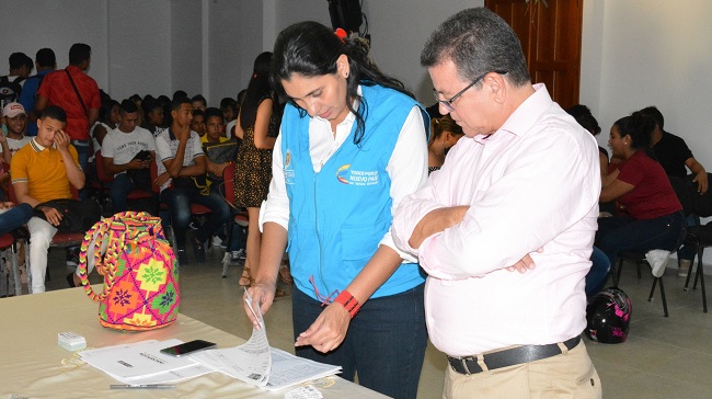 Diana Hernández, vocera del DPS y el rector del Infotep, firmando el convenio.