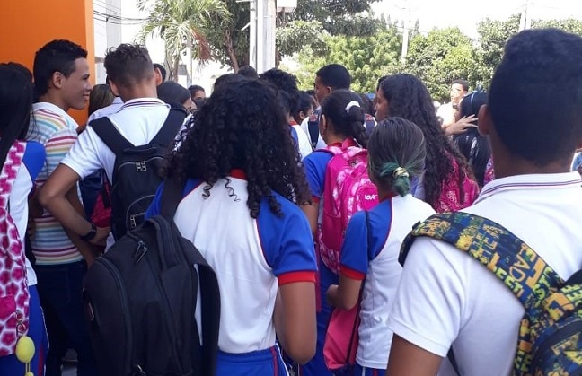 Los estudiantes de la I.E. Roig y Villalba de Fonseca, cuando escuchaban a los funcionarios del resorte municipal y departamental para determinar la continuará el programa de alimentación escolar.