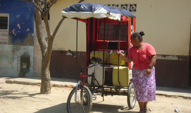 Los habitantes tienen que utilizar los bicitaxis para poder abastecerse de agua en otros barrios.