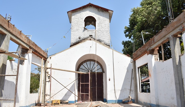 El techo de la parroquia amenazaba con caerse, por esta razón hace varias semanas tuvieron que quitarlo. Fotos: Henry Jaraba