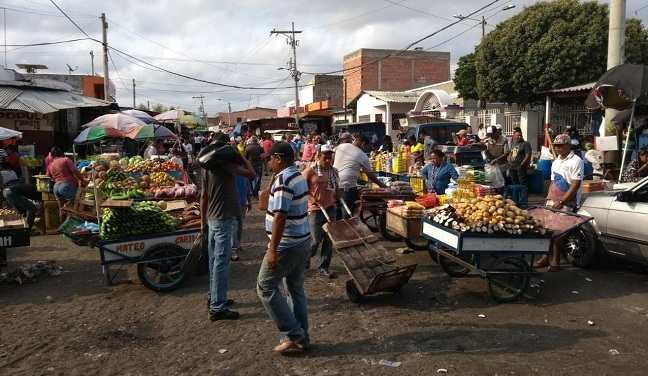 Los venezolanos se han apoderado el Mercado Público de Maicao y con el paso de los días han ido desplazando a los maicaeros que laboraban y vivían de la comercialización de los productos de la canasta familiar.