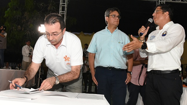 El Rector de Unimagdalena, Pablo Vera Salazar y el director general del Sena, Carlos Mario Estrada; durante la firma del convenio de cooperación académica que se dio en el marco del Taller Construyendo País.