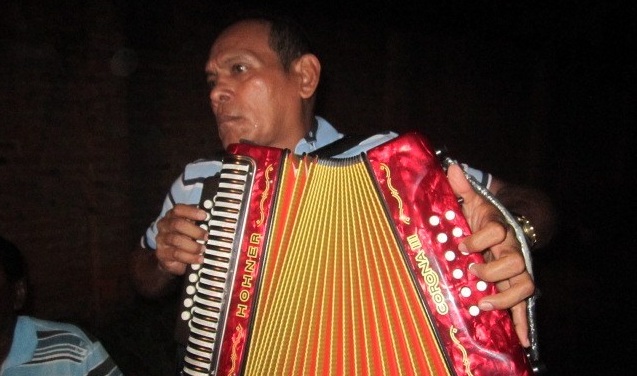 Nicolás Mendoza Torres, con el acordeón en el pecho, interpretando una de las canciones.