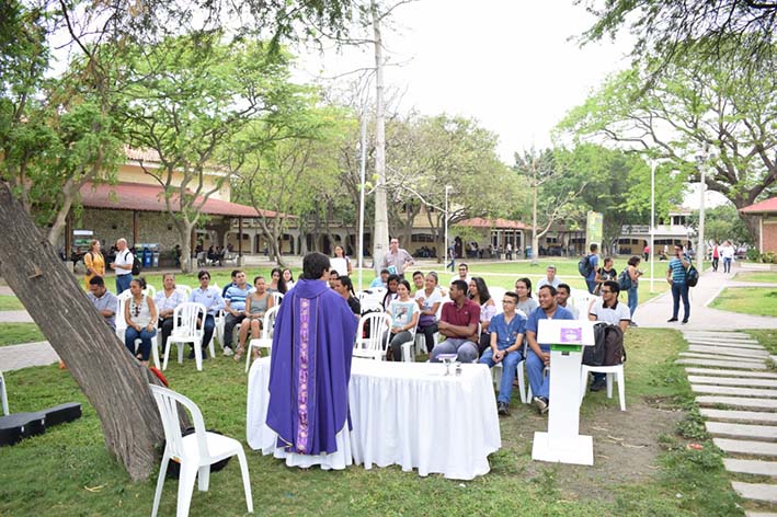 Con una variada y diversa programación liderada por la Dirección de Bienestar Universitario y la Pastoral, estudiantes, docentes y administrativos, celebraron el inicio de la semana mayor.