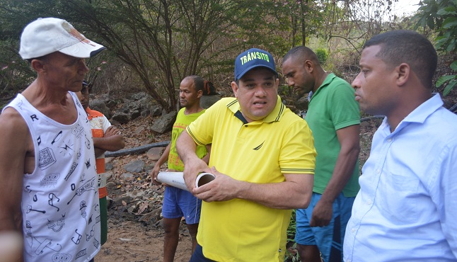 Instantes cuando el alcalde Juan Carlos Suaza, resolvía con los pobladores del corregimiento que pudieran tener nuevamente agua.