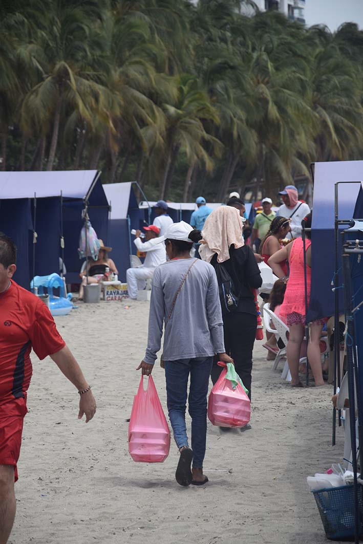 Entre vendedores de frutas y fritos se repartieron de punta a punta la playa. 