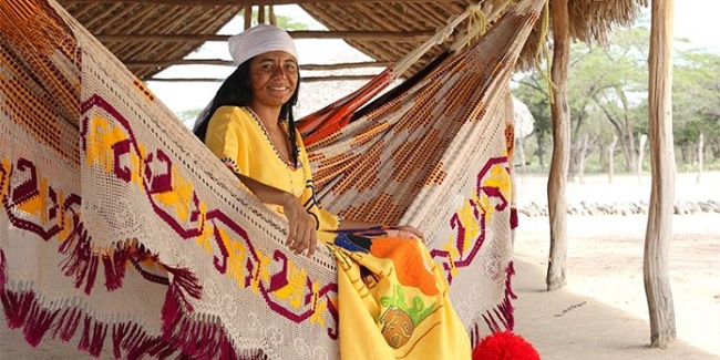 Las maestras artesanas elaboran los tejidos que representan el legado y la tradición de la cultura Wayúu.