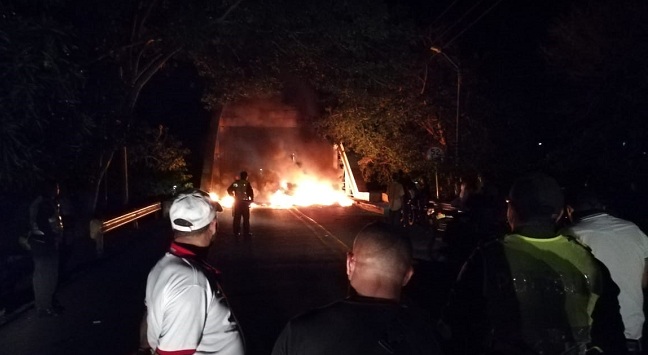 Caqueteros salieron a quemar llantas a la altura del puente del río, en la vía que comunica a Aracataca con los municipios de Fundación y El Retén, por los constantes cortos de energía.
