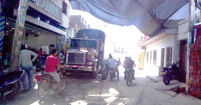 De esta manera los vehículos de carga pesada obstaculizan el tránsito en la cabecera municipal.