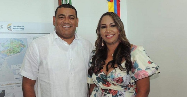 Aparece Texeira Tatiana Aguilar Peralta, junto al gobernador de La Guajira, Wilson Rojas Vanegas.