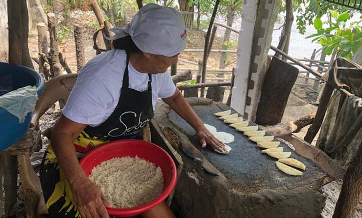 Carmen Mulford de 66 años, es la mujer encargada de darle vida a este alimento a base de yuca.